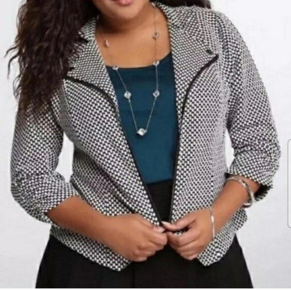 Torrid 3/4 sleeve knit black and white zipped blazer/jacket size 2